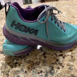 Hoka woman’s Challenger